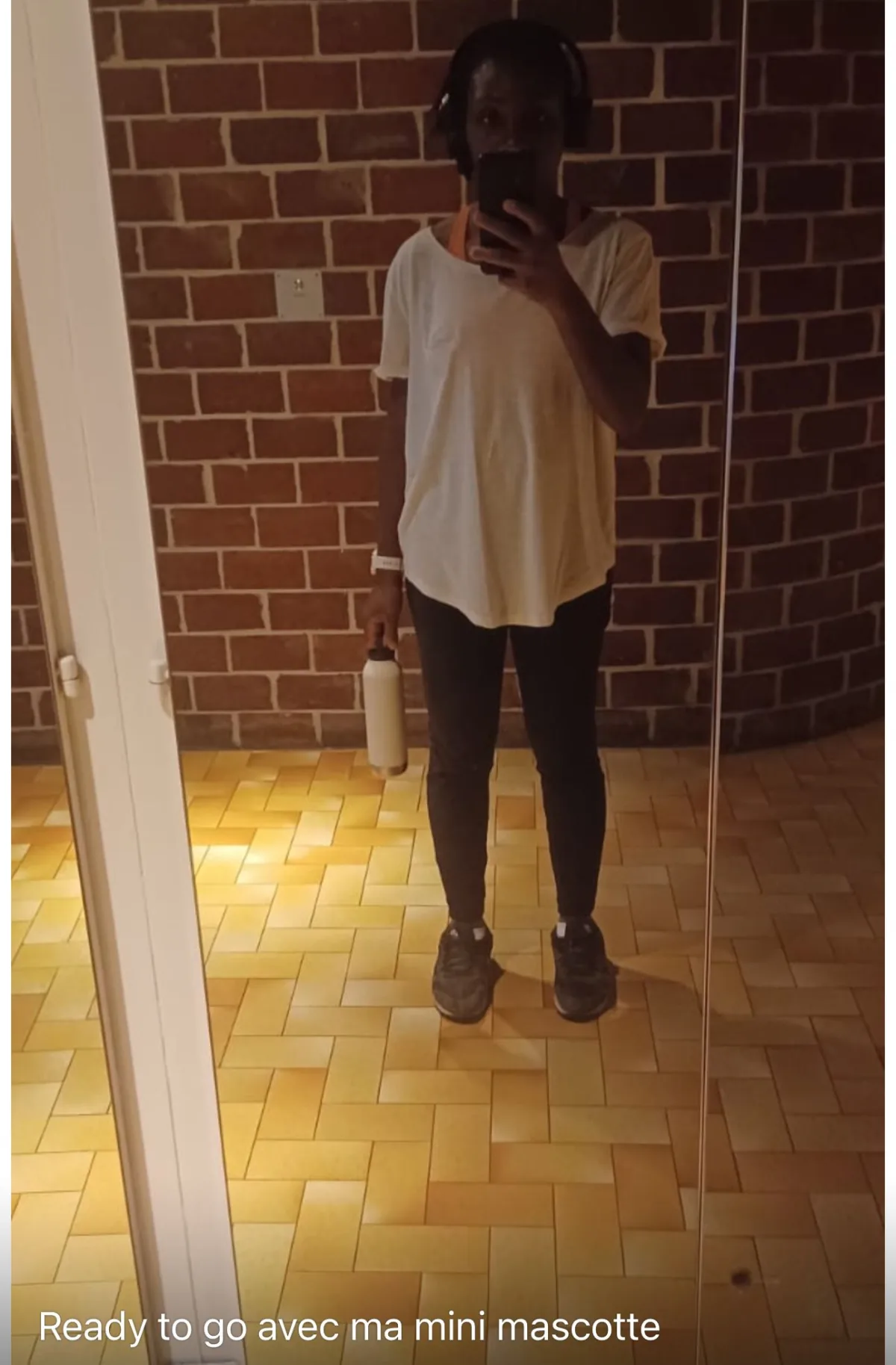 Fatoumata au début, première sortie en t-shirt blanc