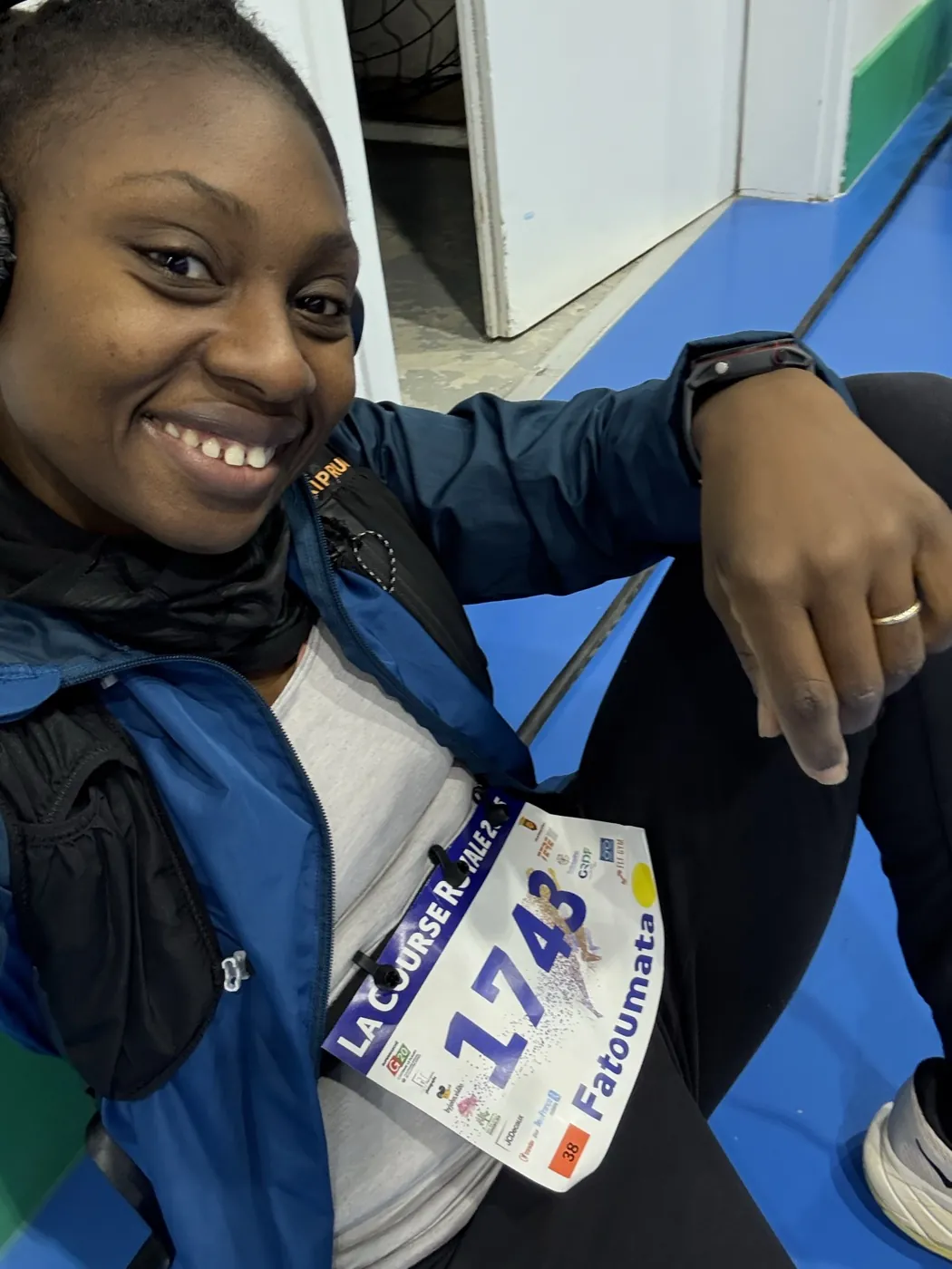Fatoumata avec son dossard 1748, première course officielle