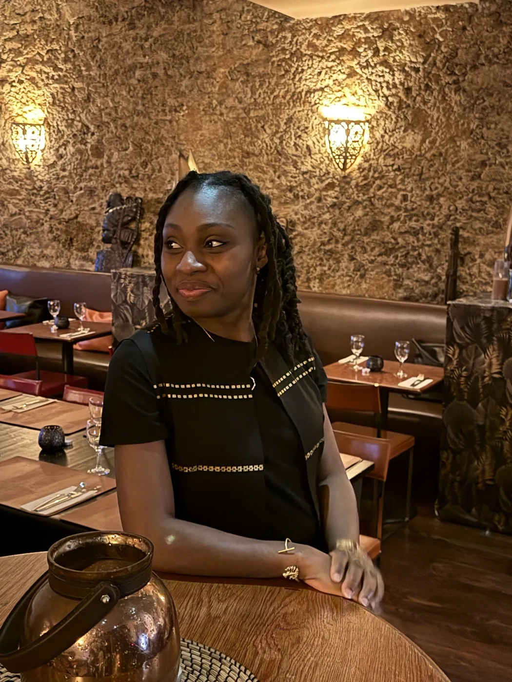 Fatoumata en sortie élégante au restaurant, robe noire détails dorés